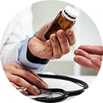 Врач протягивает таблетки больному